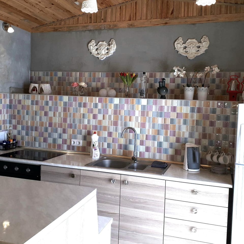 Garden, Coffee/tea facilities, Kitchen or kitchenette, Dining area, Communal kitchen, Garden view, Mountain view, Pool view