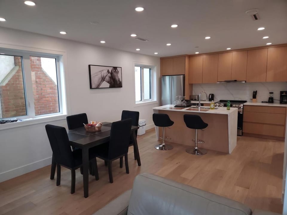 Kitchen or kitchenette, Seating area, Dining area, stove