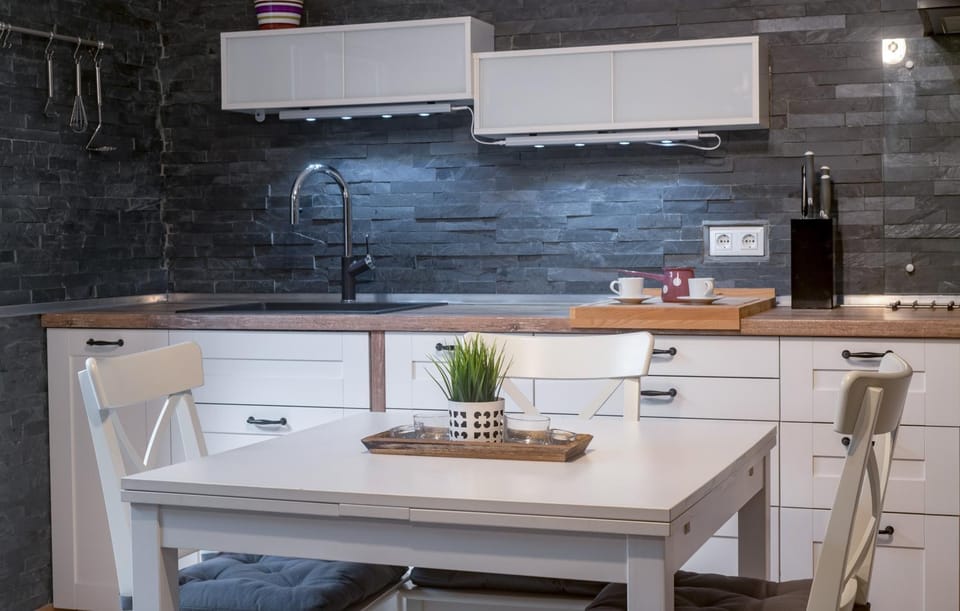 Kitchen or kitchenette, Dining area