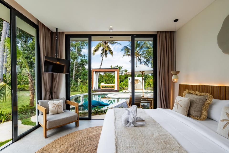 Bed, Garden, View (from property/room), Bedroom, Pool view