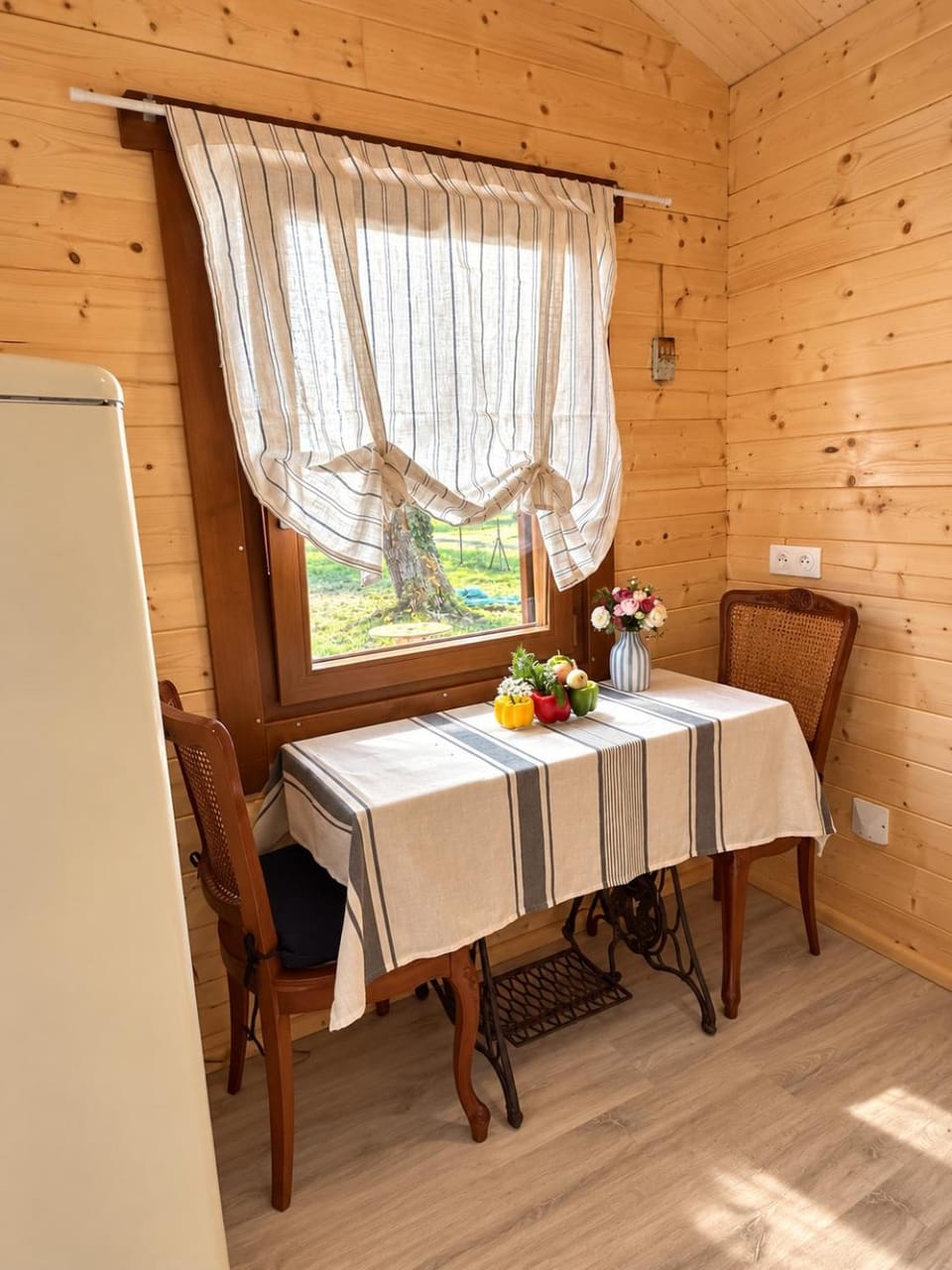 Seating area, Dining area