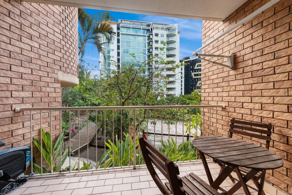 Property building, Day, Balcony/Terrace