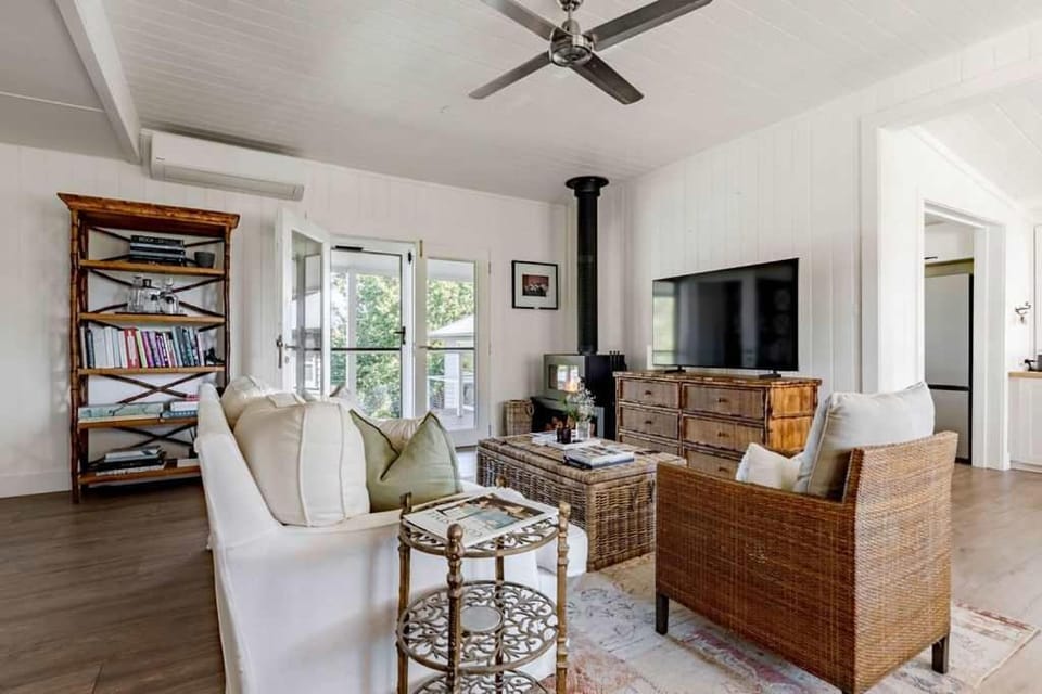 'Meadow Mist' Gardens plus Spa and Fire Pit House in Berry