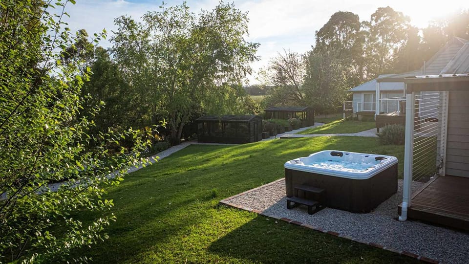 'Meadow Mist' Gardens plus Spa and Fire Pit House in Berry