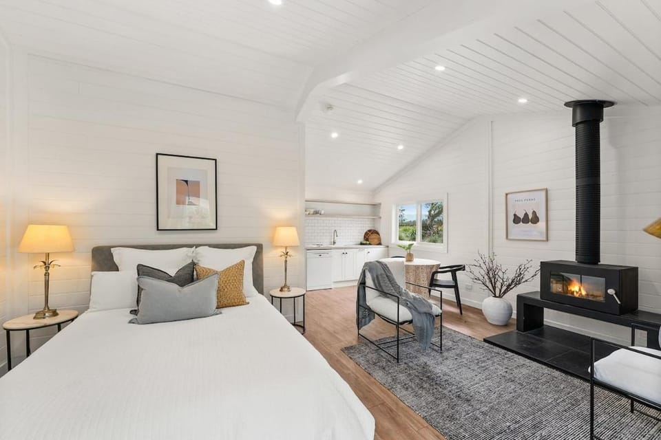 'Meadow Mist' Gardens plus Spa and Fire Pit House in Berry