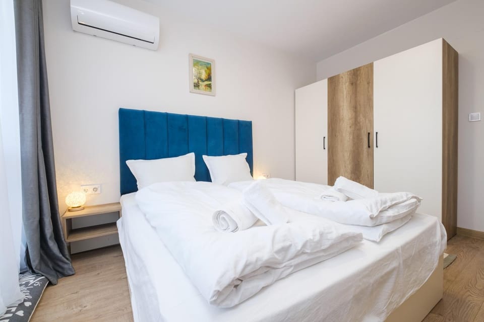 Bed, Photo of the whole room, Bedroom, towels, wardrobe, air conditioner