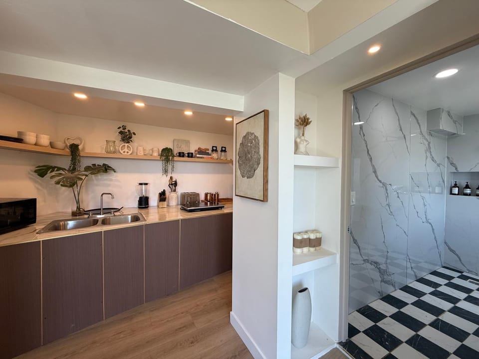 Hollywood Sunrise Suite Vacation rental in Hollywood Hills