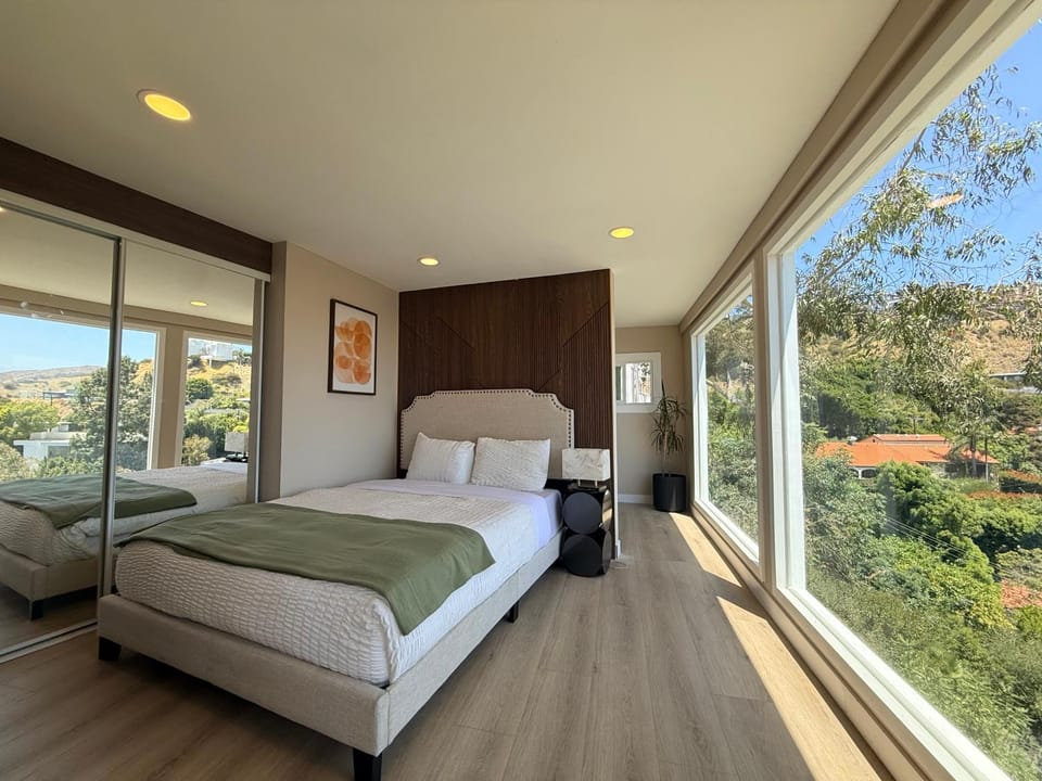 Hollywood Sunrise Suite Vacation rental in Hollywood Hills