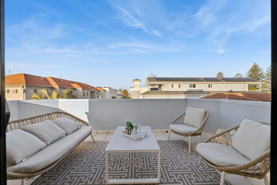 Private Rooftop Parking Views & Beach Apartment in Mermaid Beach