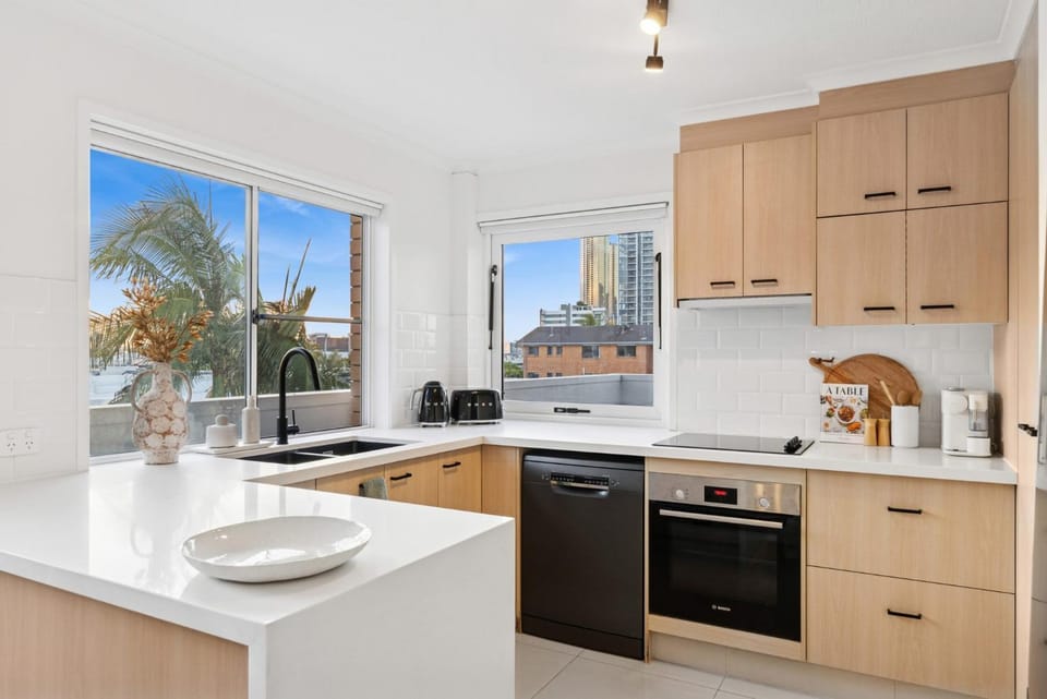Private Rooftop Parking Views & Beach Apartment in Mermaid Beach
