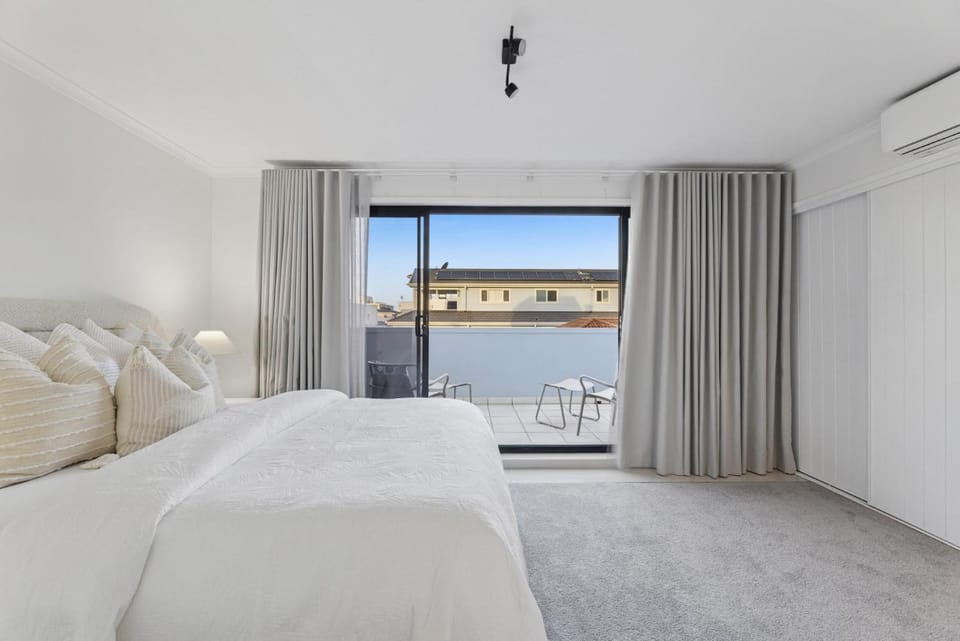 Private Rooftop Parking Views & Beach Apartment in Mermaid Beach