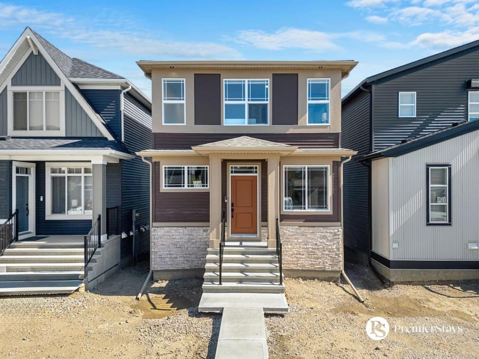 Glacier Ridge 4BR Home in NW Calgary King Bed Central AC Sleeps 10 House in Calgary