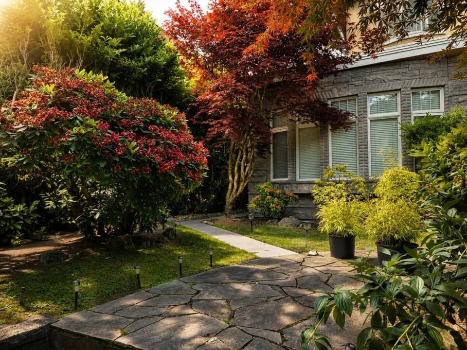 Bright Spacious Granville Suite - Near Oakridge Apartment in Vancouver