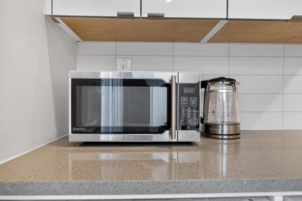 Bright Spacious Granville Suite - Near Oakridge Apartment in Vancouver