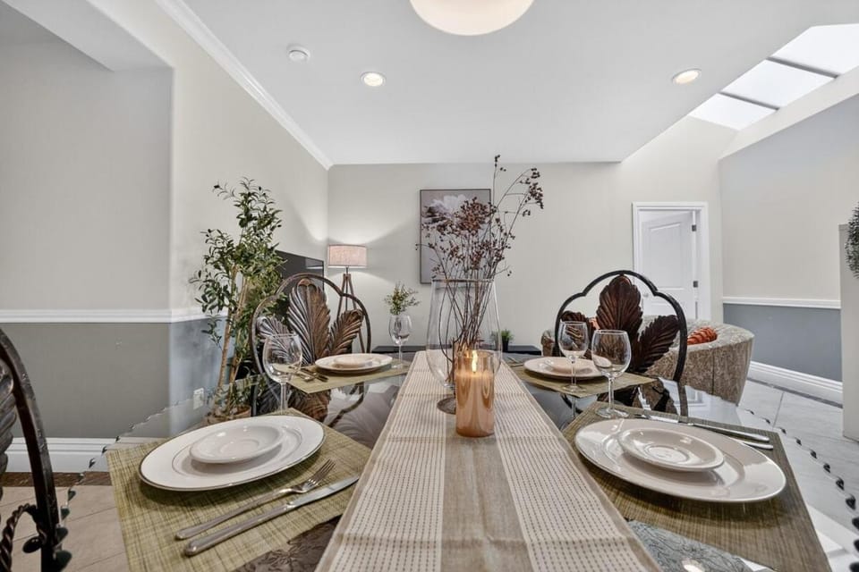 Bright Spacious Granville Suite - Near Oakridge Apartment in Vancouver