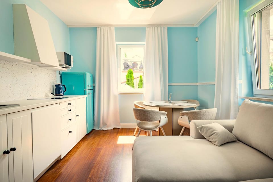 Kitchen or kitchenette, Living room, Seating area, Dining area