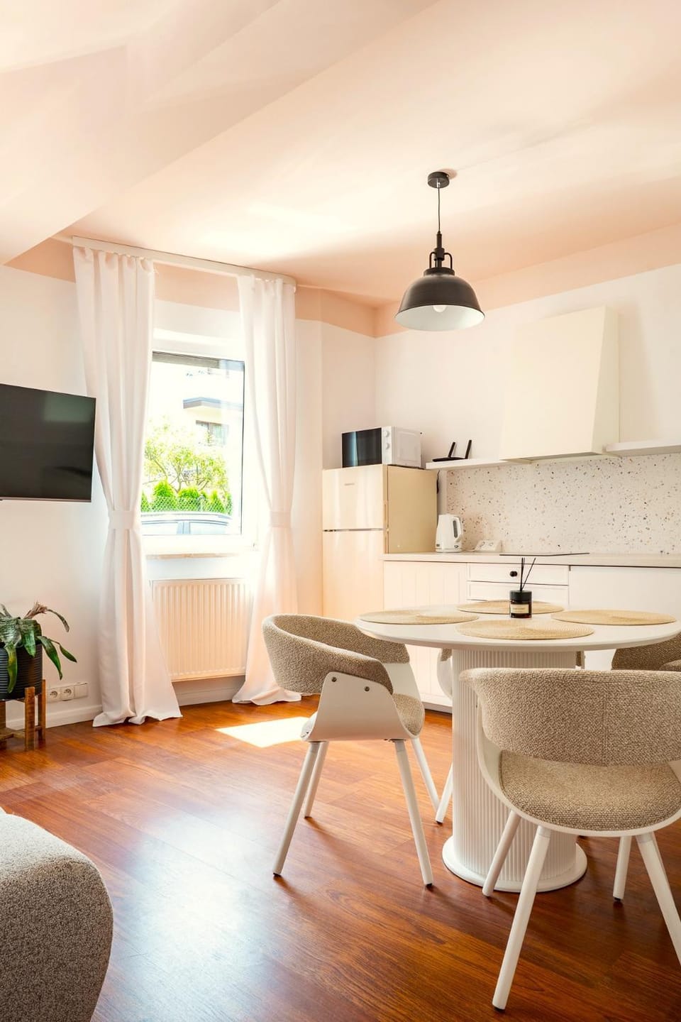 TV and multimedia, Kitchen or kitchenette, Living room, Seating area, Dining area