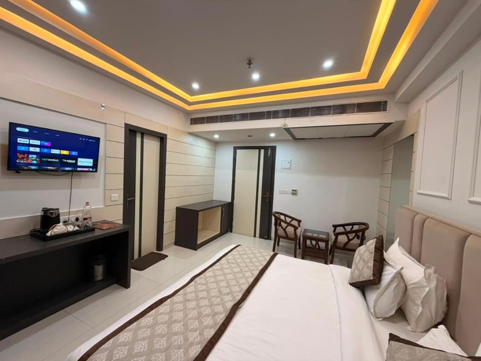 Bed, TV and multimedia, Living room, Photo of the whole room, Seating area, Bedroom, hair dresser, air conditioner