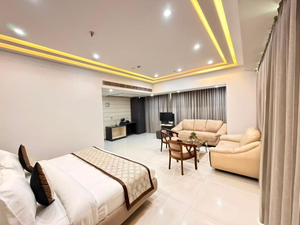 Bed, TV and multimedia, Kitchen or kitchenette, Living room, Photo of the whole room, Seating area, Bedroom