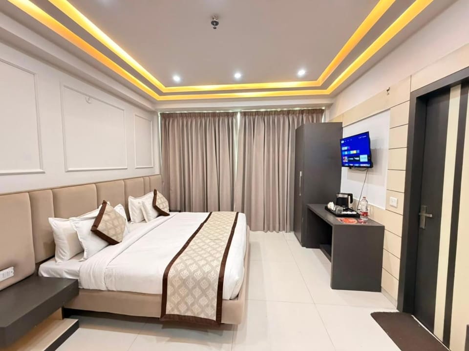 Bed, TV and multimedia, Living room, Photo of the whole room, Seating area, Bedroom, hair dresser, air conditioner