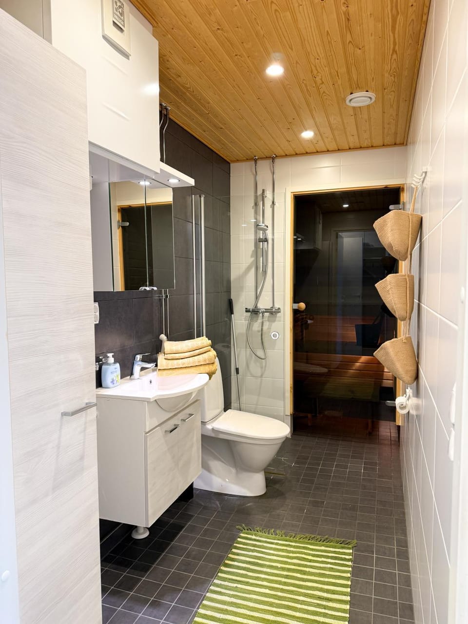 Shower, Toilet, Bathroom, bidet, towels