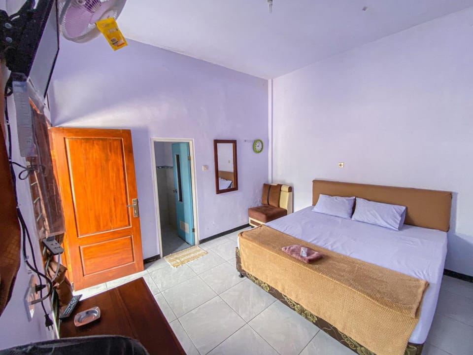 Toilet, Bed, TV and multimedia, Bedroom, furniture, towels