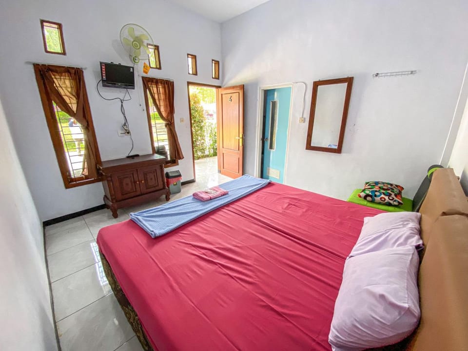 Toilet, Bed, TV and multimedia, View (from property/room), Photo of the whole room, Bedroom