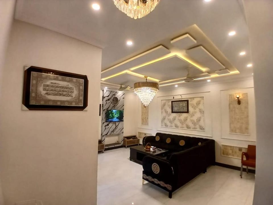 Entire Home- 5 Bedroom - Peaceful Villa with Solar Villa in Lahore