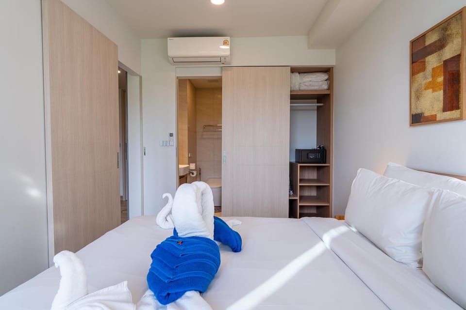 Bed, TV and multimedia, Bedroom, towels, wardrobe, air conditioner