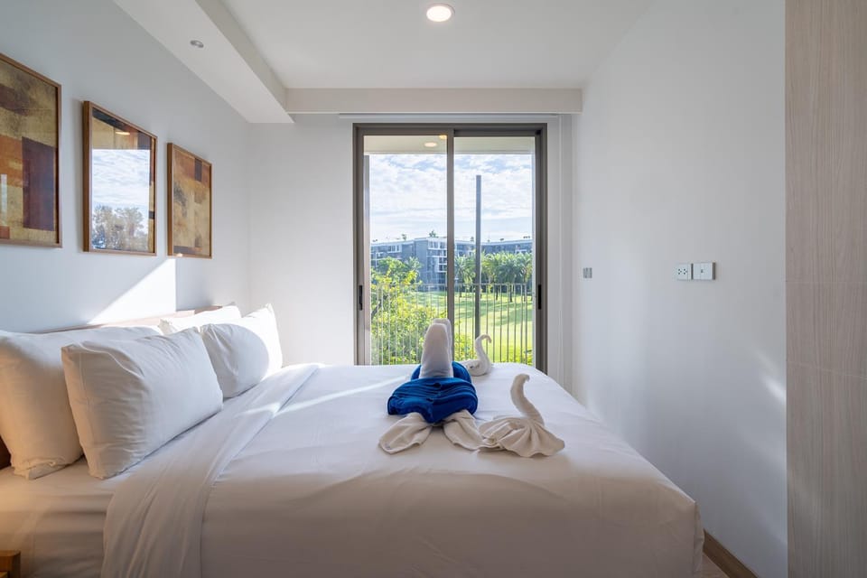 Bed, Bedroom, towels