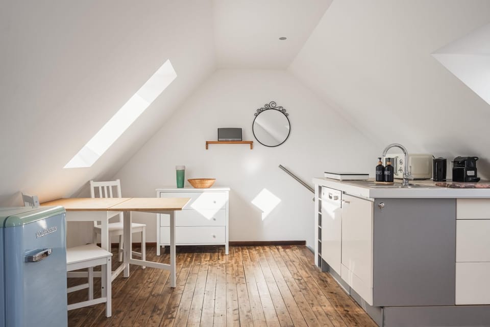 Kitchen or kitchenette, Dining area, stove