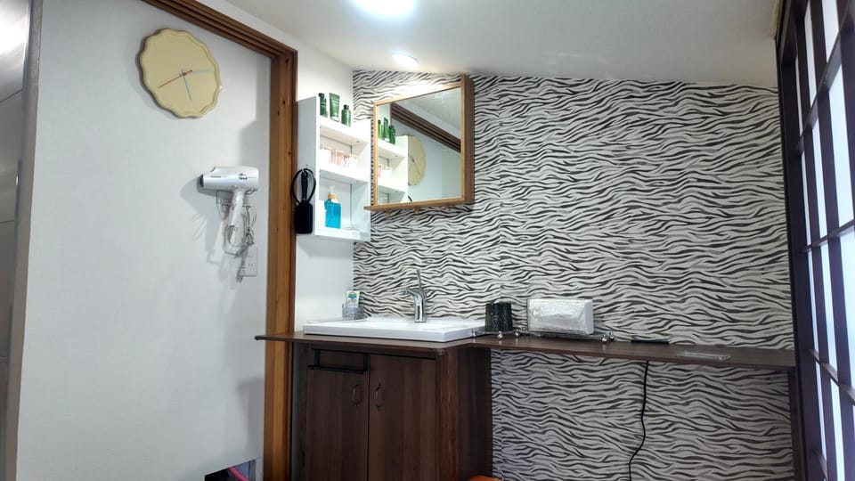 Grand Opening Sale!!! 最大3人まで-関西空港近く-JR日根野駅前-貸切一軒家 Entire House Near Kansai Airport-Max 3 people-The MARFA Guest House Apartment in Sennan