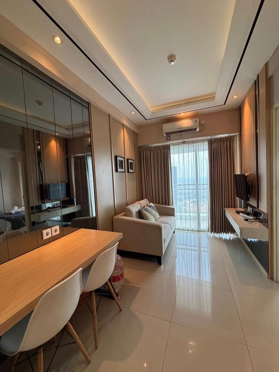 TV and multimedia, Living room, Seating area, Dining area