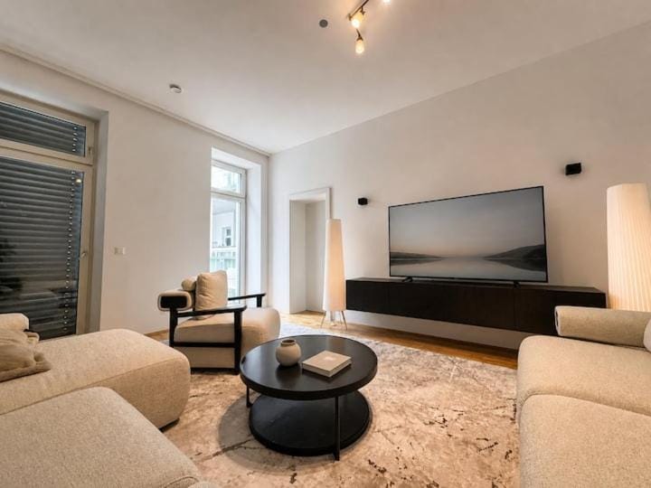 3 bedrooms & balcony near Schonbrunn Apartment in Vienna