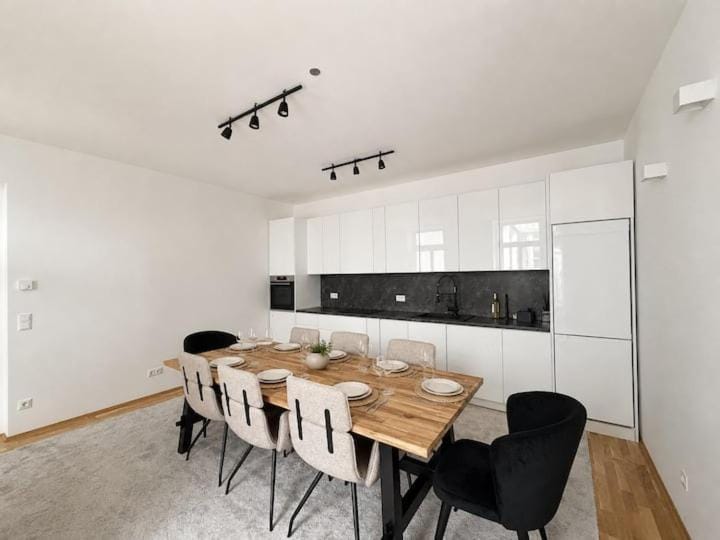 3 bedrooms & balcony near Schonbrunn Apartment in Vienna