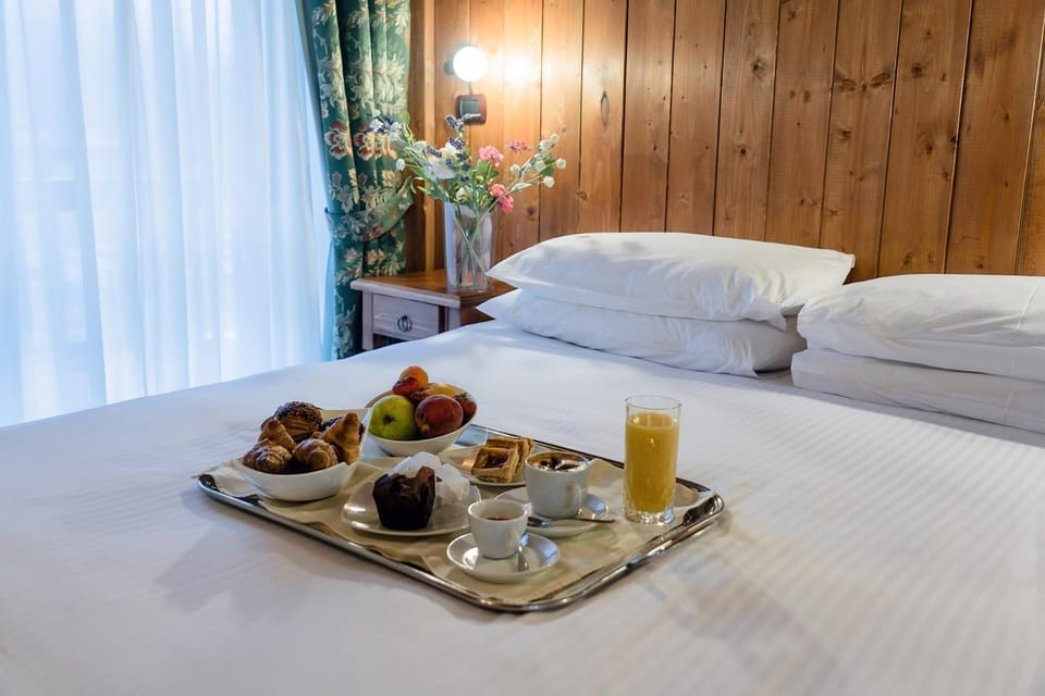Bedroom, Breakfast