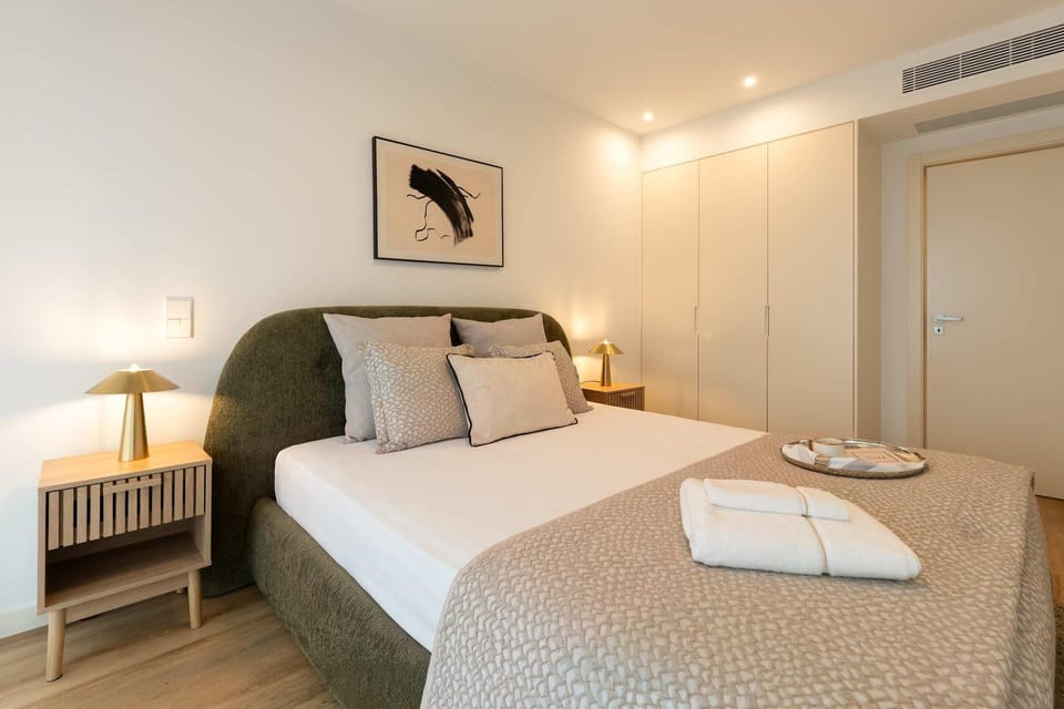 Bed, Bedroom, towels