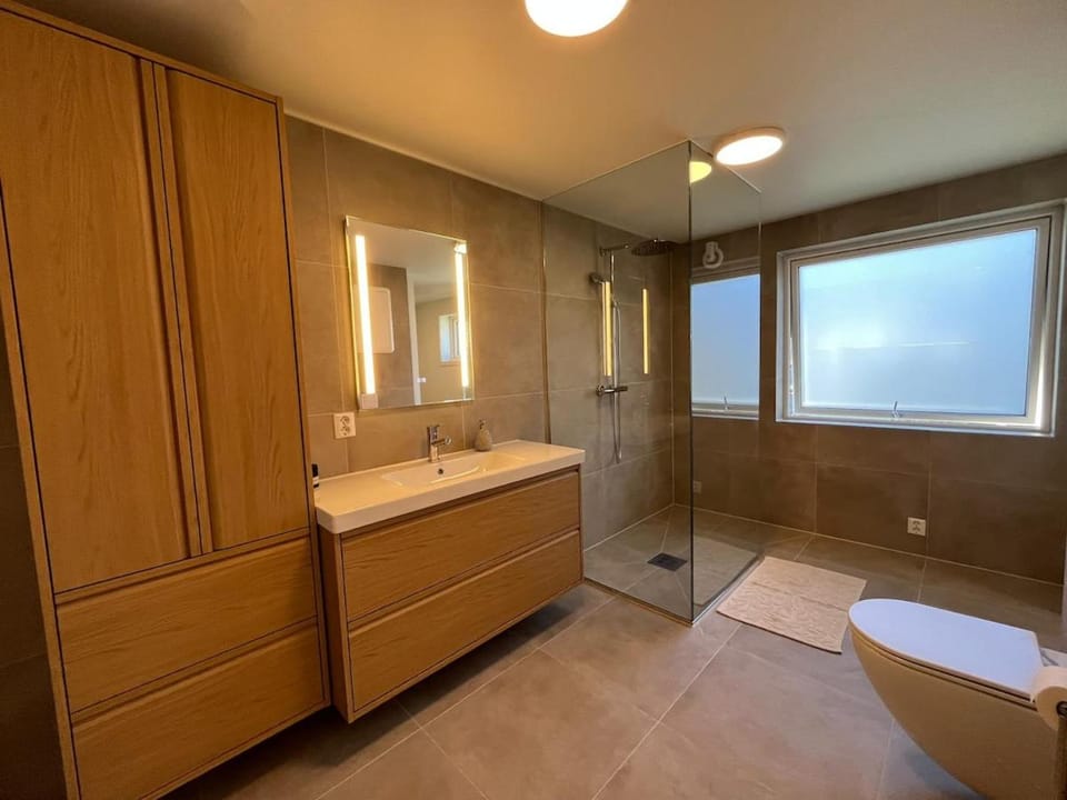 Central - Comfort - Newly Renovated - Spacious Apartment Apartment in Vestland