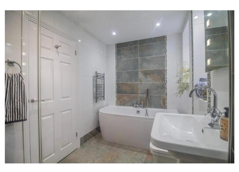 Tranquil Medieval Grid Retreat Apartment in Bury Saint Edmunds