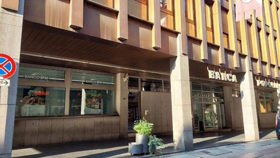Property building, Day, City view, Street view, Location