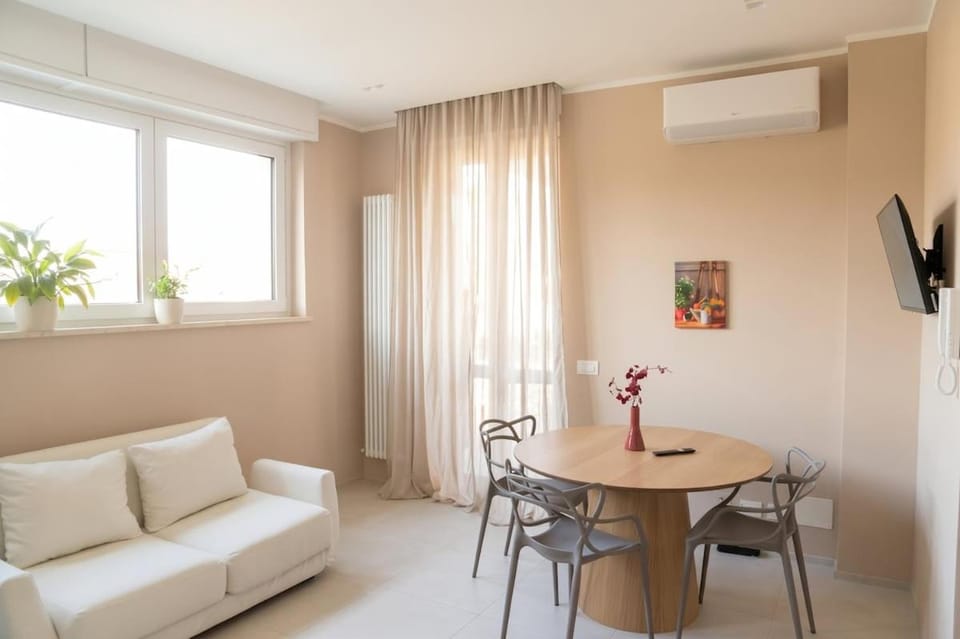 Communal lounge/ TV room, TV and multimedia, Living room, Seating area, Dining area, Evening entertainment, air conditioner