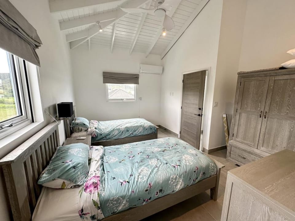 315B Spacious Waterfront Sanctuary House in Jolly Harbour