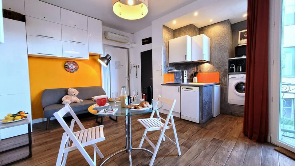 Kitchen or kitchenette, Dining area, oven, stove, air conditioner