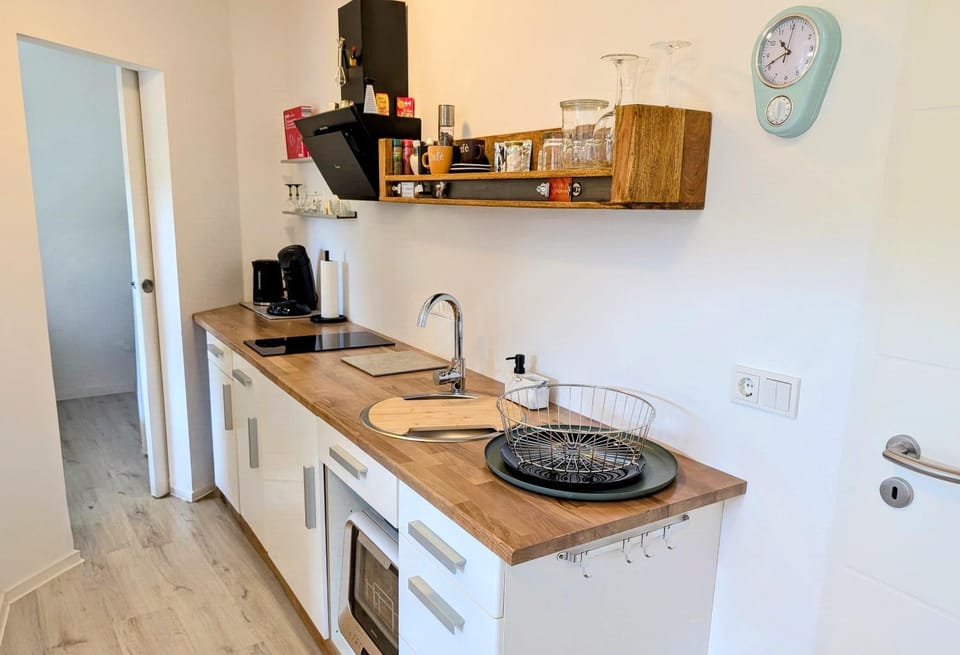 Coffee/tea facilities, Kitchen or kitchenette, Photo of the whole room, pet friendly, stove, toaster, kitchen