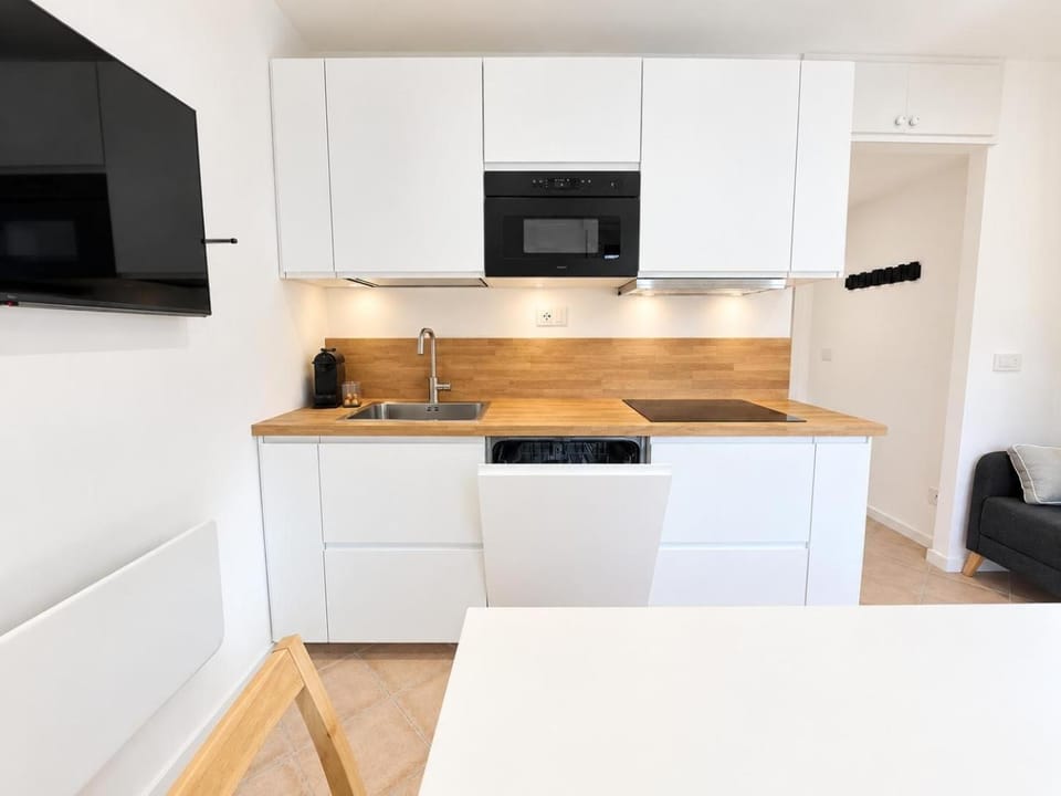 TV and multimedia, Kitchen or kitchenette, dishwasher, microwave, stove