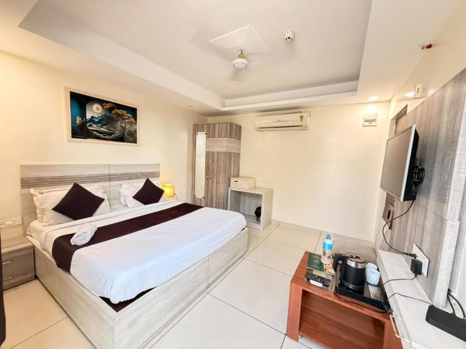 Bed, TV and multimedia, Coffee/tea facilities, Kitchen or kitchenette, Photo of the whole room, Bedroom, minibar, towels, air conditioner