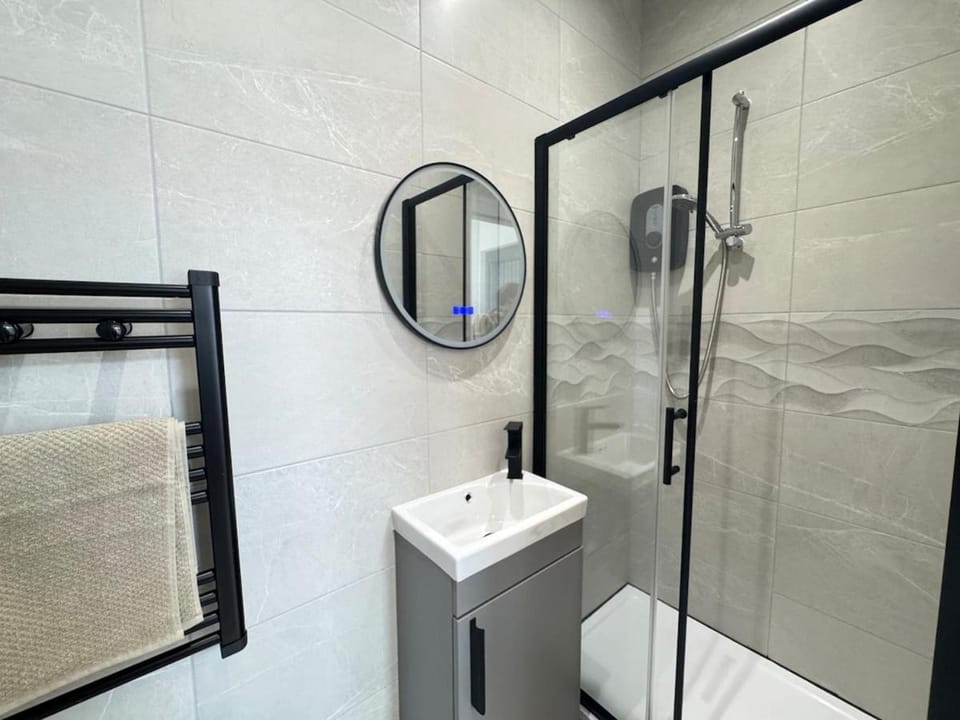 30 Secs from Anfield - 6B 6Bath with Parking and Garden House in Liverpool