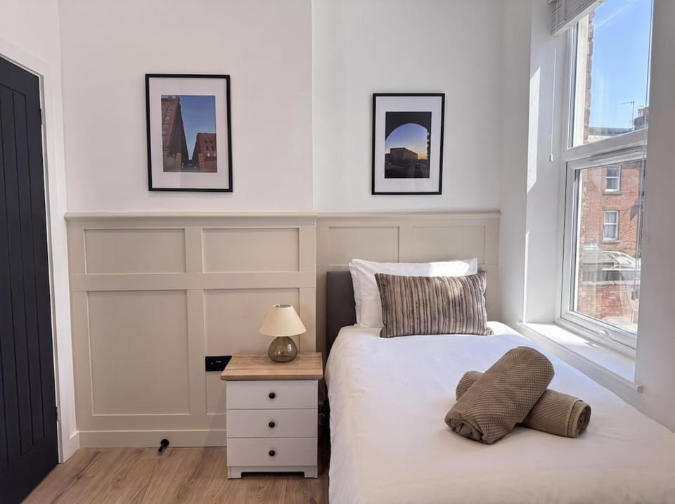 30 Secs from Anfield - 6B 6Bath with Parking and Garden House in Liverpool
