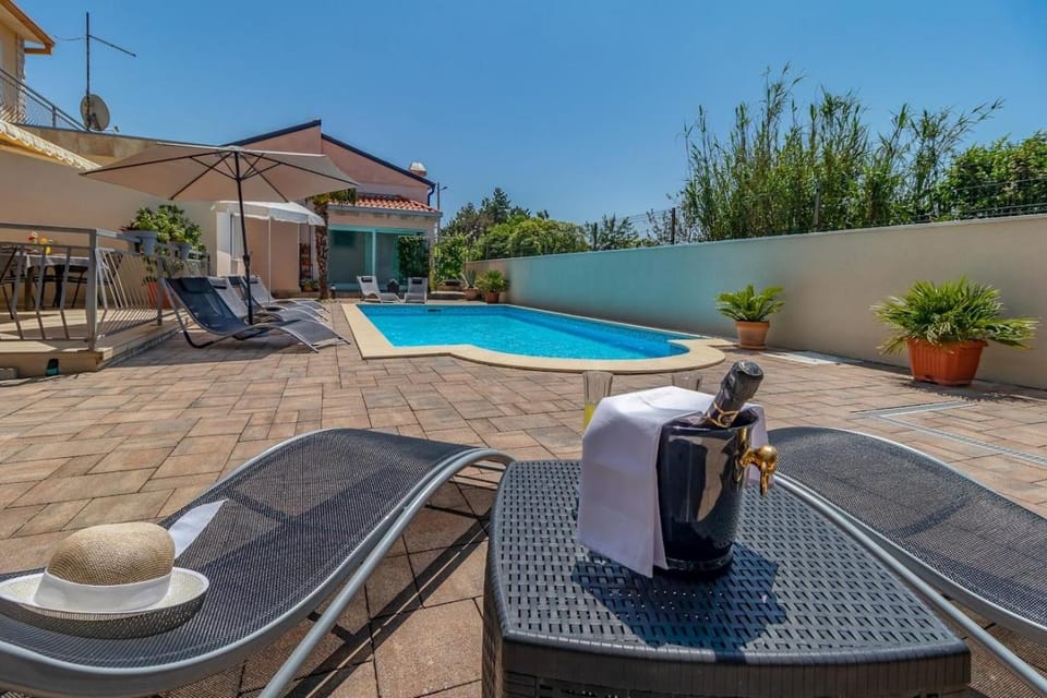 Property building, Swimming pool