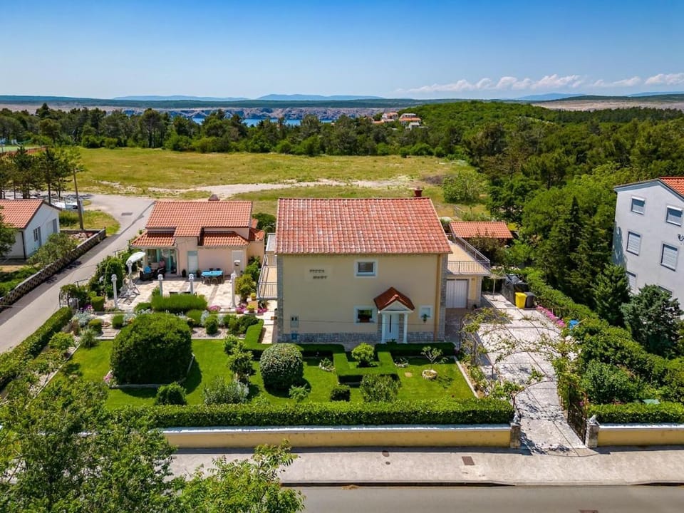 Property building, Garden, Swimming pool